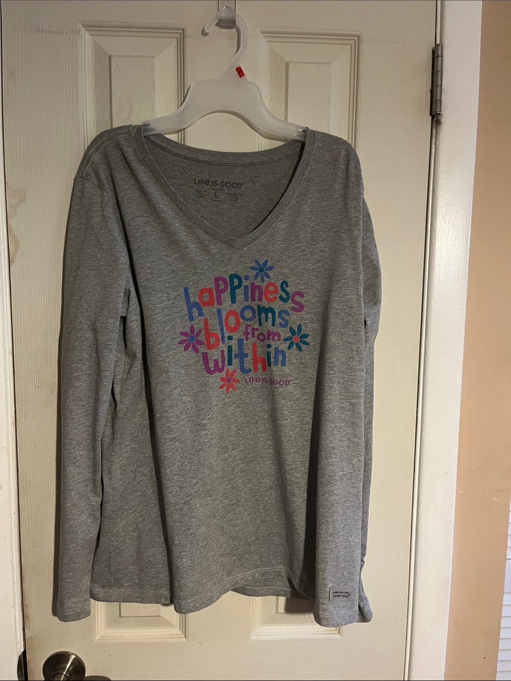 Life is Good women d' Gray Long-Sleeve Graphic V-Neck Tee - Happiness Bloom